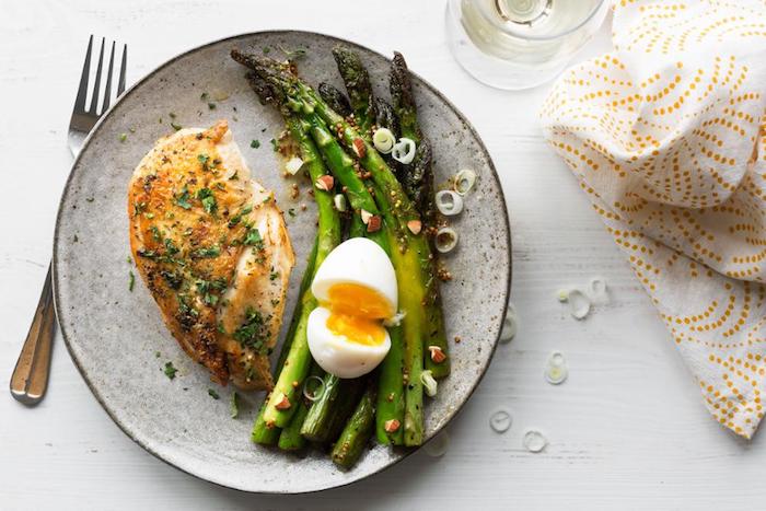 Herbed Chicken Breasts with Asparagus and Mustard Vinaigrette #paleo #whole30 #keto #chickenbreasts #asparagus