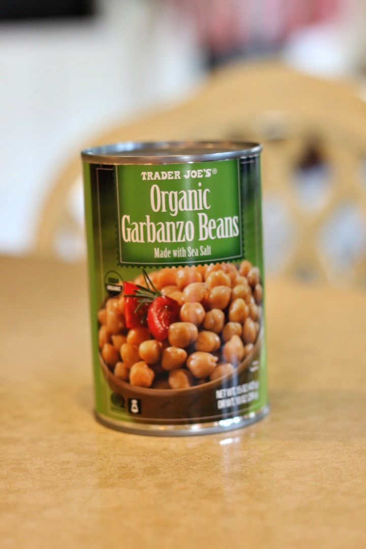 A can of organic garbanzo beans sitting on a counter 