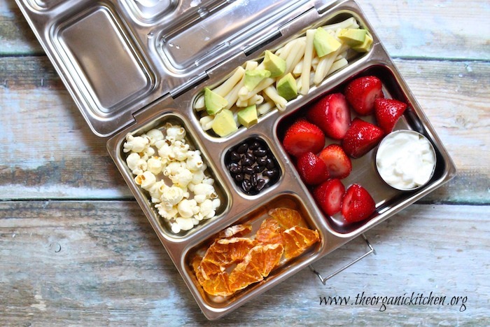 Yummy packed lunch ideas for when you’re stumped on what to send your kiddo to school with. School lunch time can be both nourishing and quick prep with these great packable lunch ideas! They even work well for the Pre-K crowd!