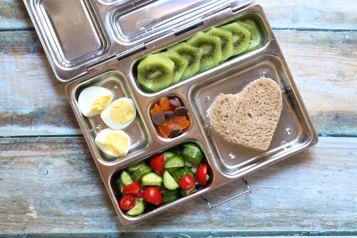 Yummy packed lunch ideas for when you’re stumped on what to send your kiddo to school with. School lunch time can be both nourishing and quick prep with these great packable lunch ideas! They even work well for the Pre-K crowd!