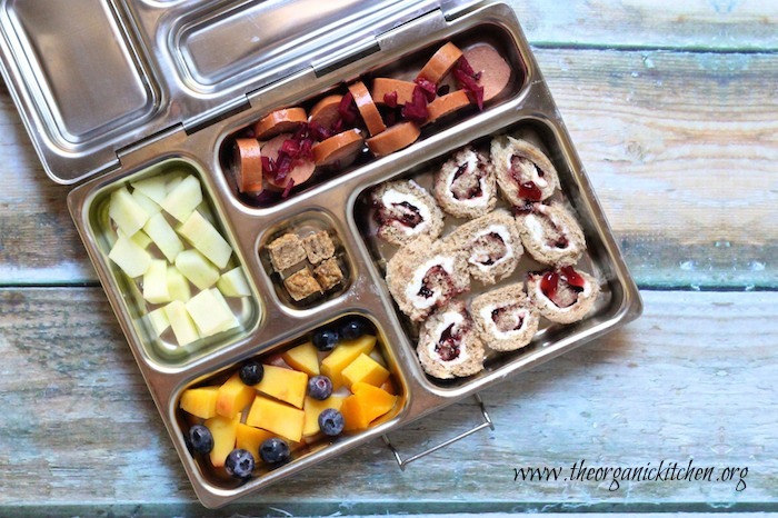 Yummy packed lunch ideas for when you’re stumped on what to send your kiddo to school with. School lunch time can be both nourishing and quick prep with these great packable lunch ideas! They even work well for the Pre-K crowd!