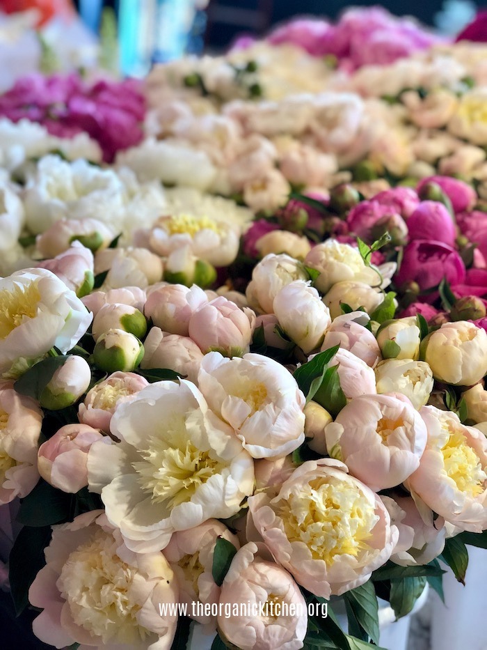 12 Helpful Farmers Market Tips! Colorful peonies at the farmers market